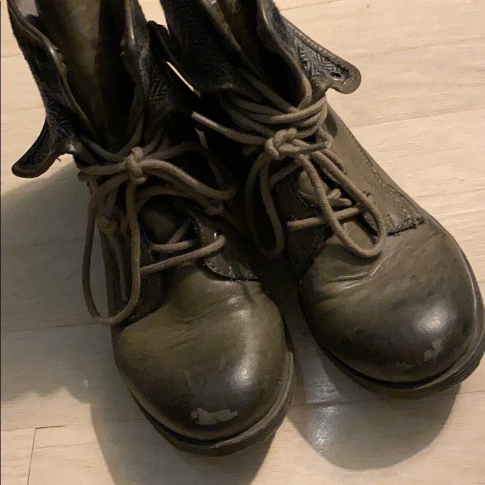 Combat boots